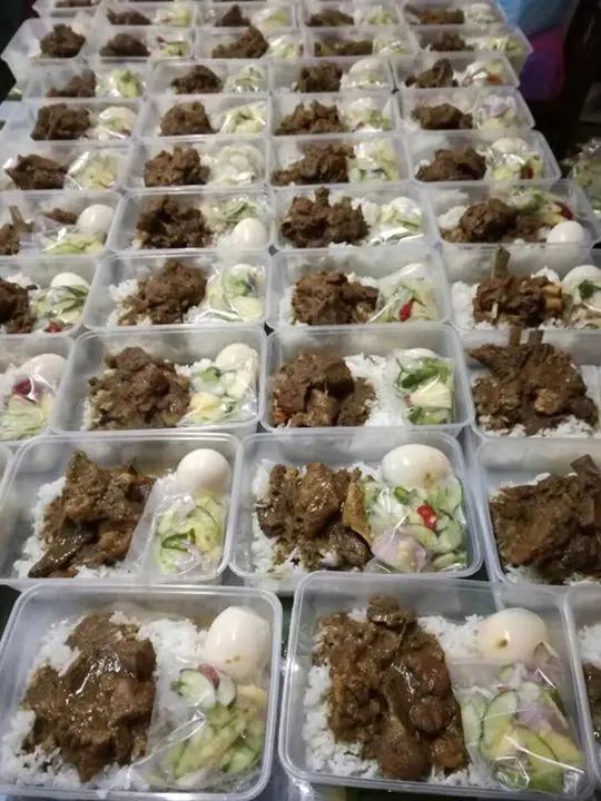 100 Set Aqiqah Nasi Putih berlauk untuk anak yatim