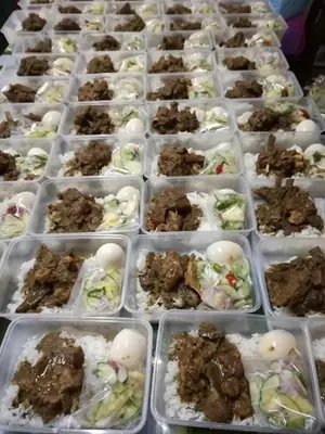100 Set Aqiqah Nasi Putih berlauk untuk anak yatim